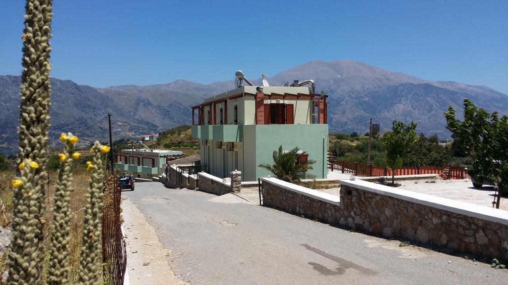 Elia Méronas Buitenkant foto