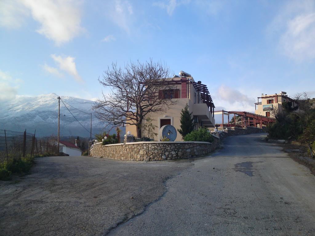 Elia Méronas Buitenkant foto
