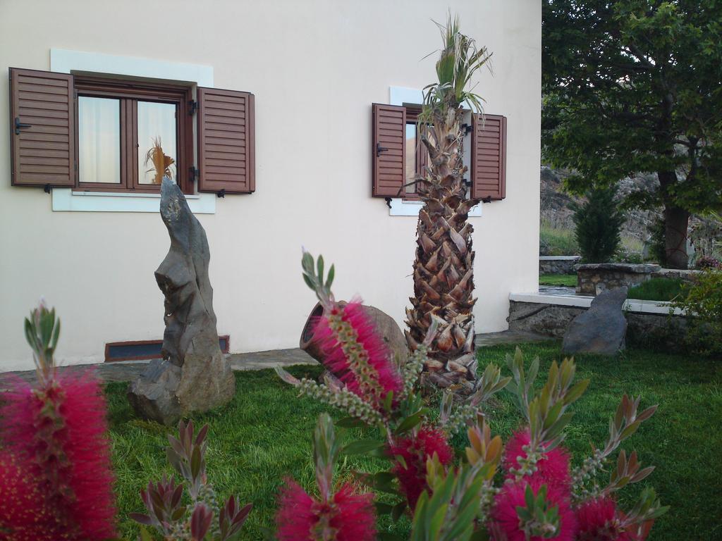 Elia Méronas Buitenkant foto