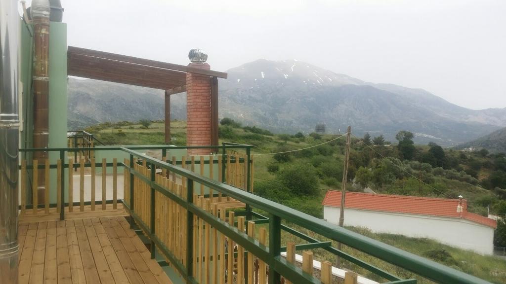 Elia Méronas Buitenkant foto